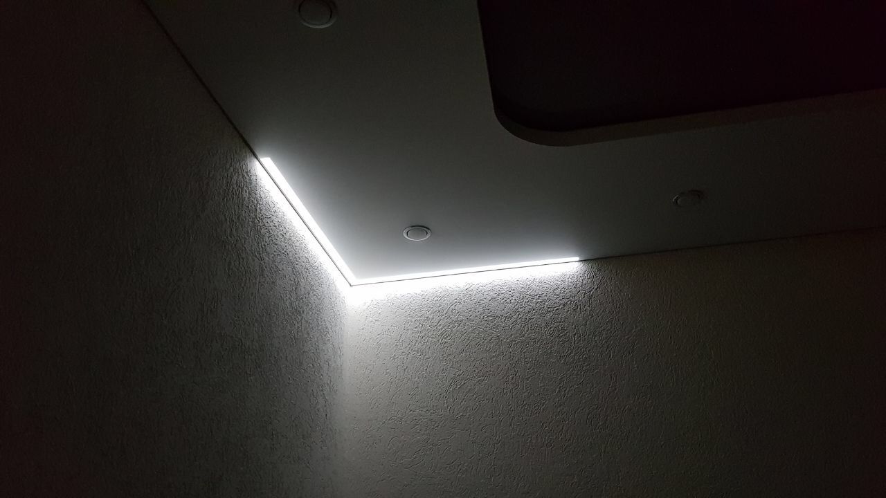 подсветка в натяжном потолке по контуру