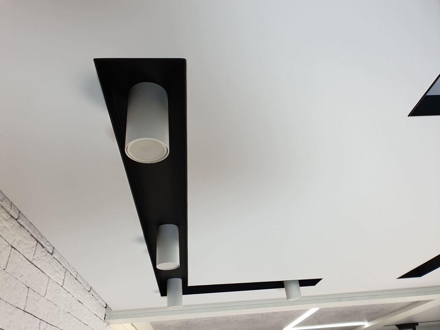 Схема 2. Чёрная и светорассеивающая ниша из двухуровневой демпферной системы 40 мм. Широкий парящий профиль и контурный профиль со светорассеивающей вставкой.