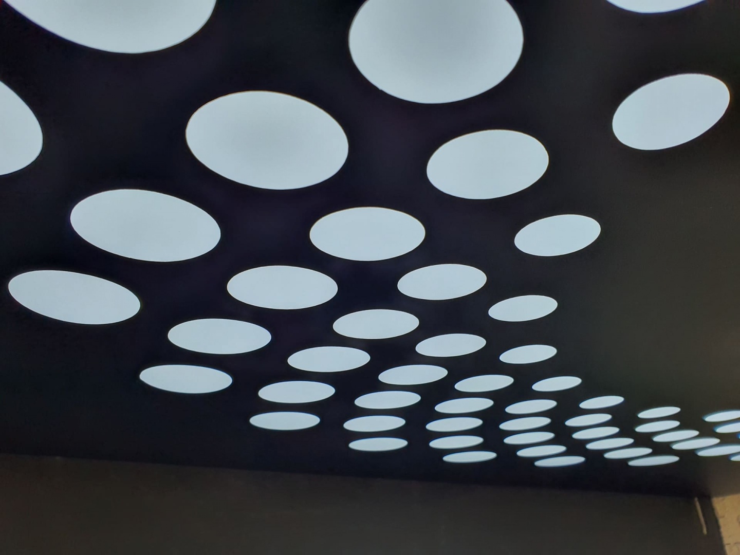 Схема 3. Резной потолок со светорассеивающей подложкой. Теневой ПВХ профиль.